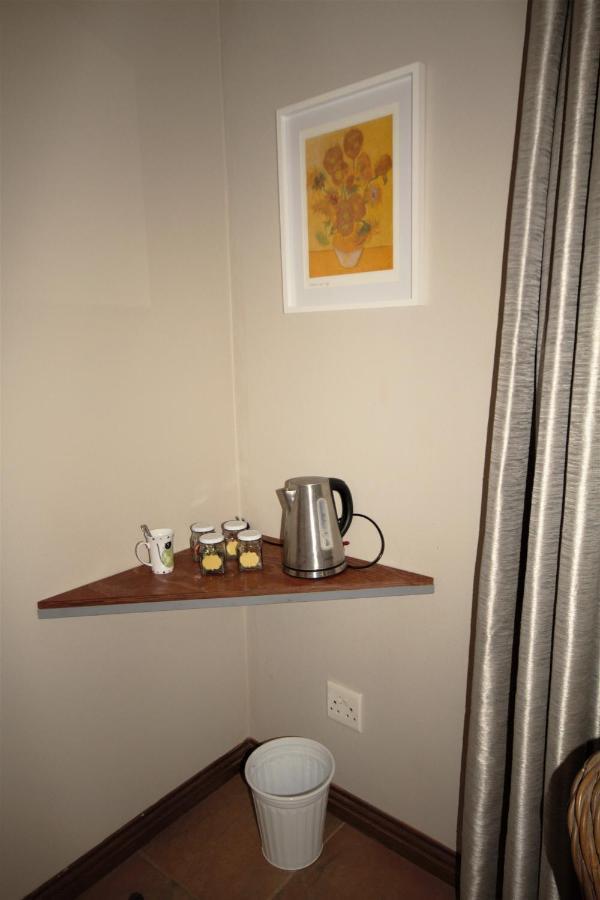 Karee & Wild Olive Guest Lodge Hekpoort Bagian luar foto