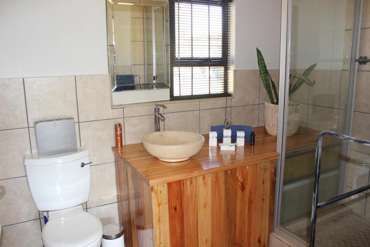 Karee & Wild Olive Guest Lodge Hekpoort Bagian luar foto